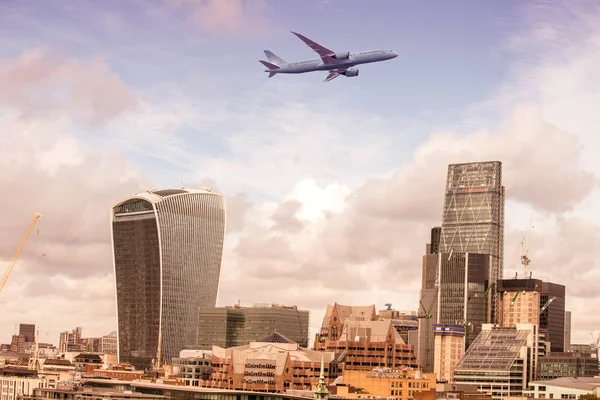 Londra üzerinde uçak — Stok fotoğraf