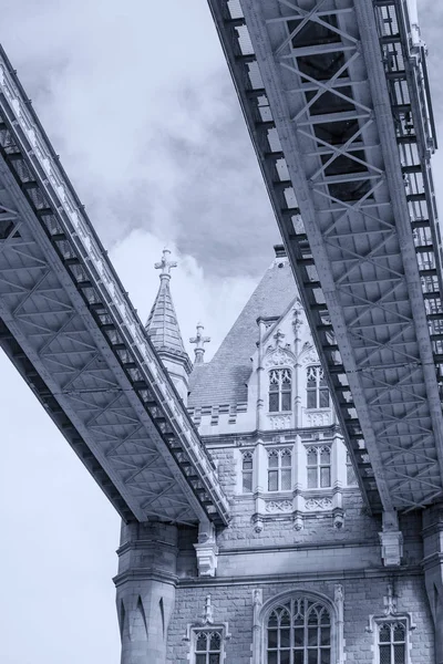 Tower Bridge vista desde abajo . —  Fotos de Stock