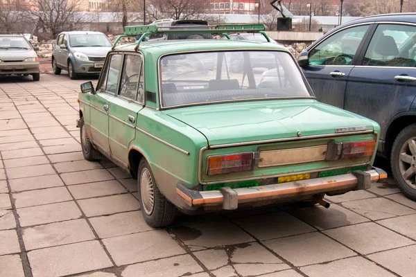 Oude auto in Moskou — Stockfoto