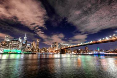 Manhattan ve Brooklyn köprüsünün silüeti, gece görüşü
