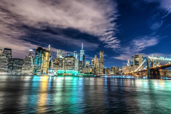 Skyline de Manhattan y puente de Brooklyn, vista nocturna —  Fotos de Stock