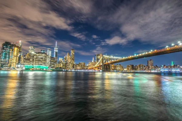 Panorama Manhattanu a Brooklynského mostu, noční pohled — Stock fotografie