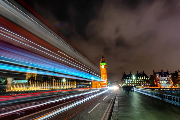 Tráfico nocturno en el puente de Westminster, larga exposición —  Fotos de Stock