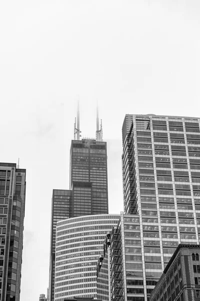 Wolkenkrabbers van Chicago in de mist — Stockfoto