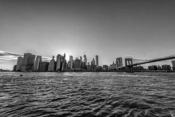 Manhattan Skyline y Brooklyn Bridge — Foto de Stock