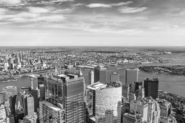Letecký pohled na Manhattan s mrakodrapy — Stock fotografie