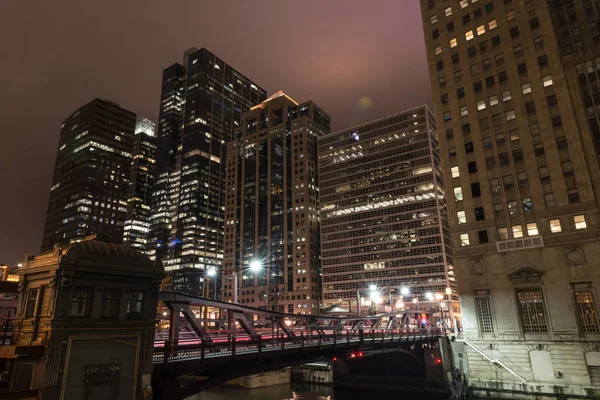 Чикаго ночью — стоковое фото