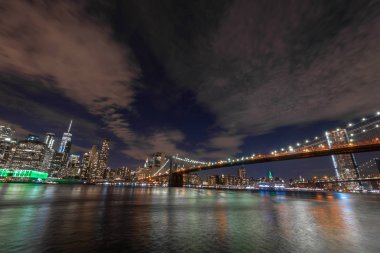 Manhattan ve Brooklyn köprüsünün silüeti, gece görüşü