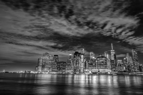 Нижний Манхэттен ночью, Нью-Йорк — стоковое фото