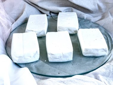 Gıda kavramı: taze peynir tepsisi