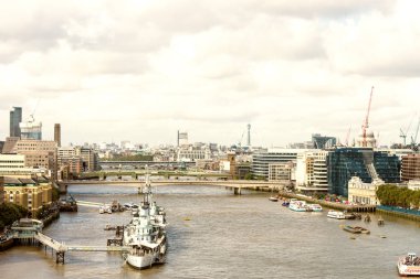 gemilerle nehir üzerinde görünümü