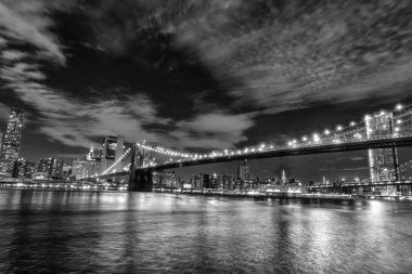 Manhattan ve Brooklyn köprüsünün silüeti, gece görüşü