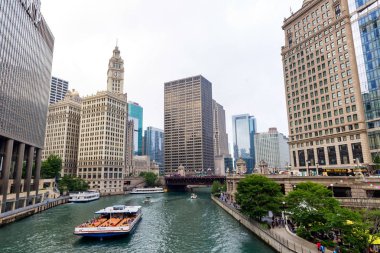 Chicago - 21 Haziran 2018 'de Chicago Nehri, Illinois' de. Chicago Nehri, Büyük Göller ve Mississippi Vadisi su yolları arasındaki ana bağlantı görevi görmektedir.. 