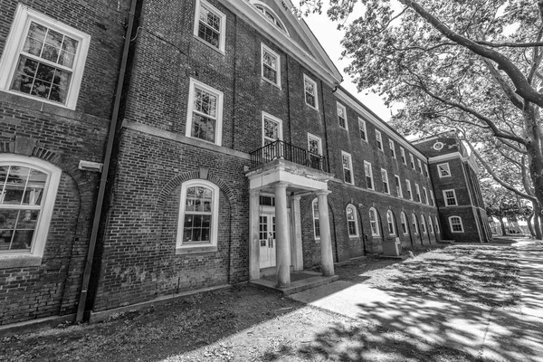 Vieux bâtiments abandonnés sur Governors Island, New York — Photo