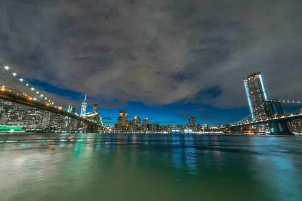 Brooklyn en Manhattan bridge uit Brooklyn, New York — Stockfoto