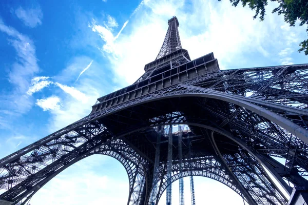 Bijzondere kijk op de Eiffell-toren — Stockfoto