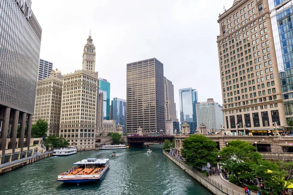 シカゴ 6月21日 イリノイ州シカゴで6月21日にシカゴ川 シカゴ川は五大湖とミシシッピ渓谷の水路の主な接続点となっている — ストック写真