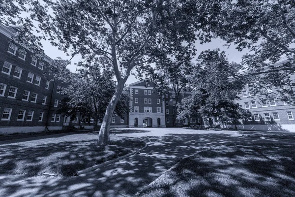 Antiguos edificios abandonados en Governor 's Island, Nueva York — Foto de Stock