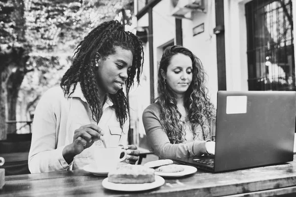 Encuentro de trabajo entre dos mujeres jóvenes frente a un café, ingenio — Foto de Stock