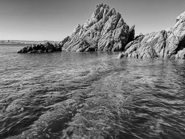 Skaliste wybrzeże i krystalicznie czyste morze, Sardynia, widok z łodzi — Zdjęcie stockowe