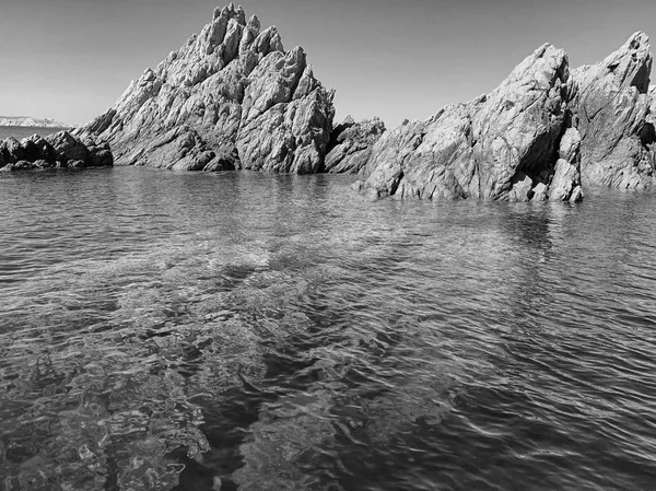 Costa rochosa e mar cristalino, Sardenha, vista de barco — Fotografia de Stock