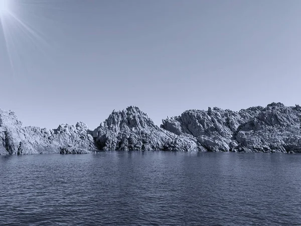 Klippig kust och kristallklart hav, Sardinien, utsikt från båten — Stockfoto