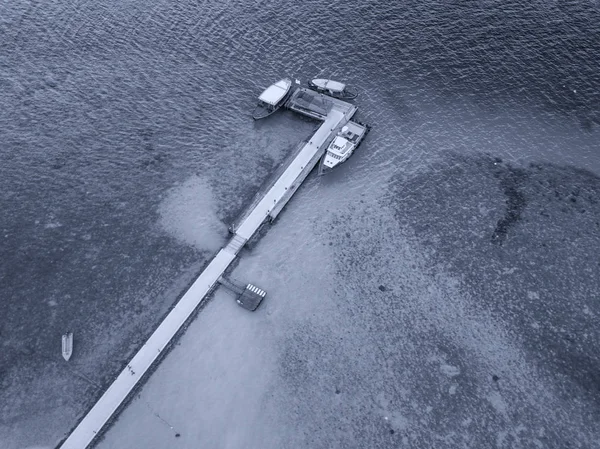 Vue aérienne du quai d'accostage des bateaux et du récif autour — Photo