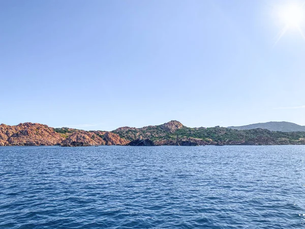 Costa rochosa e mar cristalino, Sardenha, vista de barco — Fotografia de Stock
