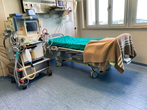 Лікарняна кімната з обладнанням першої допомоги — стокове фото