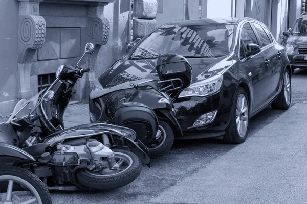 Scooters caen en un coche y lo dañan —  Fotos de Stock