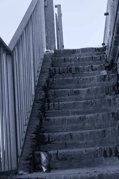 Viejas escaleras de ladrillo y decadencia, suciedad en la ciudad — Foto de Stock