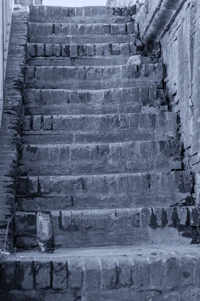 Viejas escaleras de ladrillo y decadencia, suciedad en la ciudad — Foto de Stock