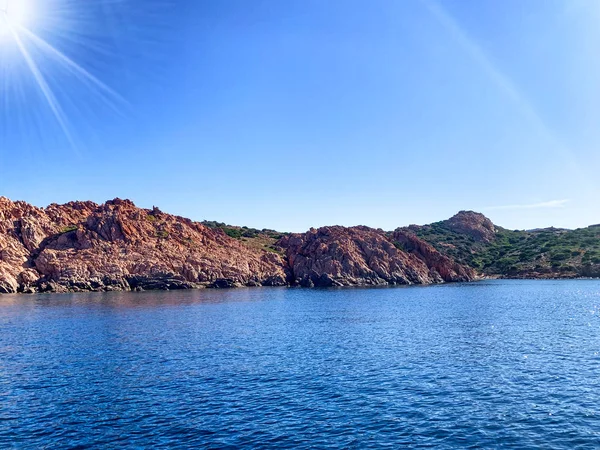 岩石海岸和水晶清澈的大海，撒丁岛，从船上眺望 — 图库照片