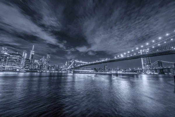 曼哈顿和布鲁克林大桥的天际线，夜景 — 图库照片