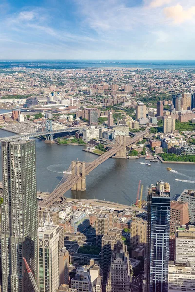 Vista aerea di Manhattan con i suoi ponti, Brooklyn Bridge e Manh — Foto Stock