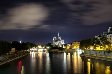Gece Notre Dame Katedrali, Paris.