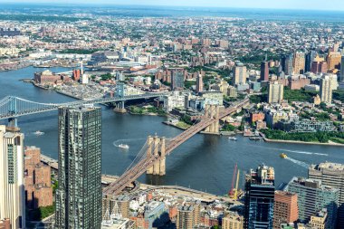Köprüleri, Brooklyn Köprüsü ve Manhattan Köprüsü ile Manhattan hava görüntüsü.
