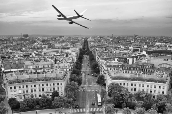 Αεροπλάνο Πάνω Από Παρίσι Ταξιδιωτικό Υπόβαθρο — Φωτογραφία Αρχείου