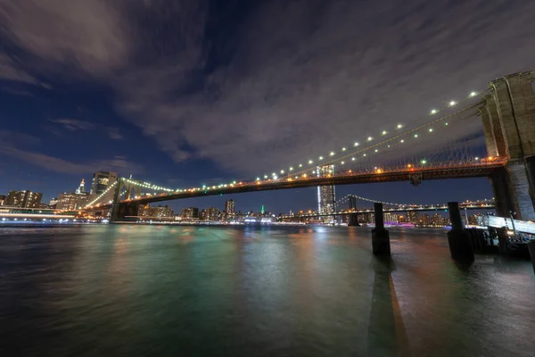 布鲁克林大桥夜间交通背景 — 图库照片