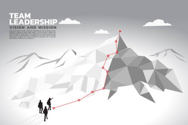 Bir takım lideri silüeti dağ tepesine bak. Takım çalışması, liderlik, gol, kavramı misyon ve vizyon