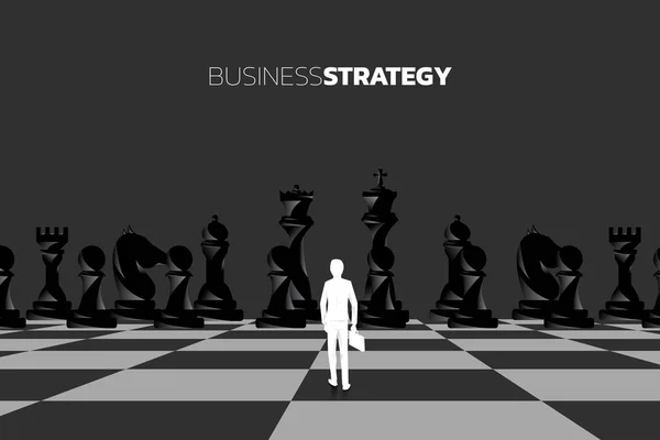 Silhouette d'homme d'affaires avec mallette debout devant la pièce d'échecs. concept de stratégie commerciale marketing . — Image vectorielle