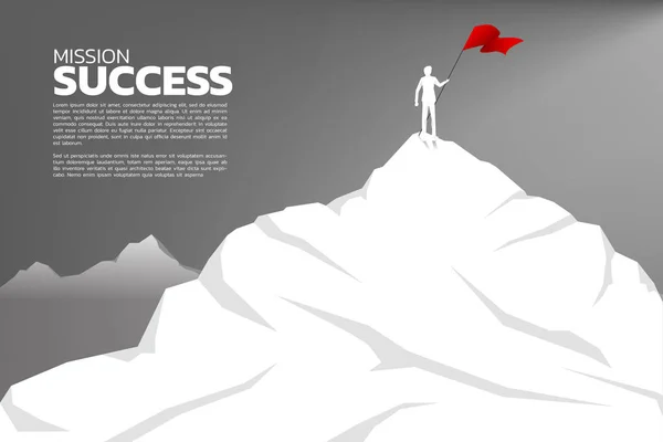 Силуэт бизнесмена с красным флагом, стоящим на вершине горы. Концепция цели, миссии, видения, успеха на карьерном пути . — стоковый вектор