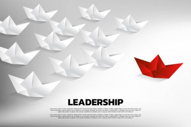 Kırmızı origami kağıt gemi beyaz grup lider. Takım liderliği İş Kavramı.