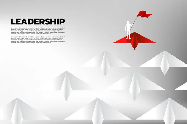 Silhouette eines Geschäftsmannes mit Fahne auf rotem Origami-Papierflugzeug an der Spitze des Weißen. Geschäftskonzept der Führung und Vision Mission. — Stockvektor
