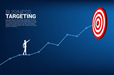 işadamı silueti dart tahtası merkezine çizgi grafik üzerinde dart tahtası noktası. İş Hedefleme kavramı ve müşteri.başarıya giden yol.