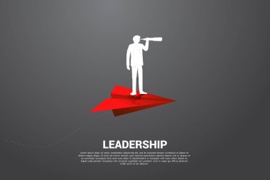 Kırmızı origami kağıt uçak üzerinde teleskop ile bakarak işadamı silueti. Liderlik ve vizyon misyonu İş Kavramı.