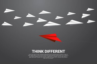 kırmızı origami kağıt uçak beyaz grup farklı bir şekilde gidin. İş Kavramı nın bozulması ve vizyon misyonu.