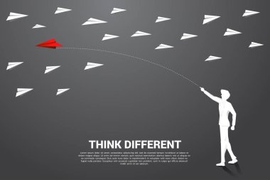 işadamı silueti diğerleri beyaz ile karşısında kırmızı origami kağıt uçak atmak. İş Kavramı farklı ve girişimci düşünmek