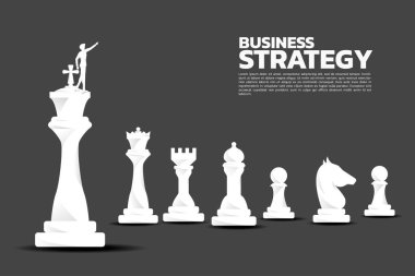 İşadamının silueti satranç taşıyla öne doğru işaret eder. iş stratejisi pazarlama kavramı.