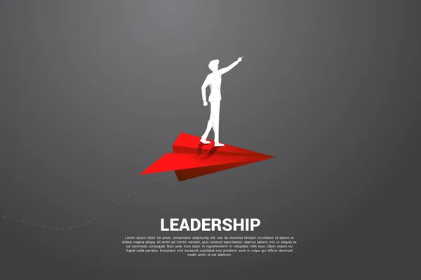 Silhouette d'homme d'affaires debout sur un avion en papier origami rouge. Business Concept de leadership, de démarrage d'entreprise et d'entrepreneur — Image vectorielle